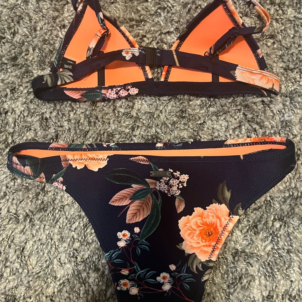 Triangle bathing suit - Picture 2 of 3